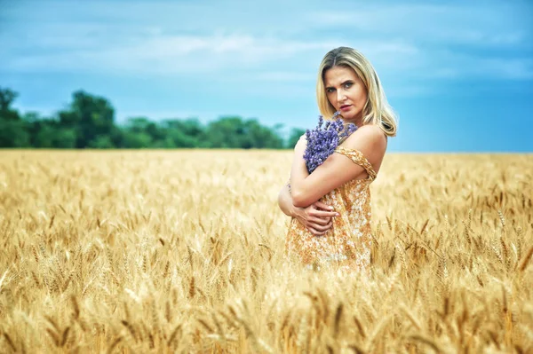 Bir buğday alanında genç romantik kadın