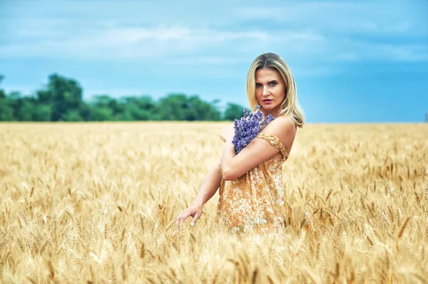 Bir buğday alanında genç romantik kadın