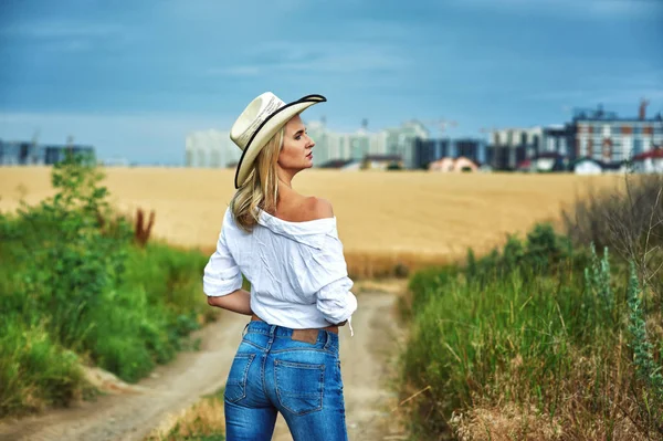 Young Woman Casual Clothes Walk Field Wheat Woman Stylish Hat — Stock Photo, Image