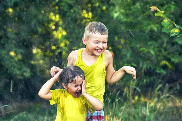 有趣的孩子们在夏日的雨中玩耍 — 图库照片