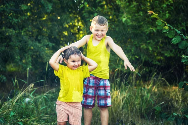 Les Enfants Drôles Jouent Sous Pluie Été — Photo