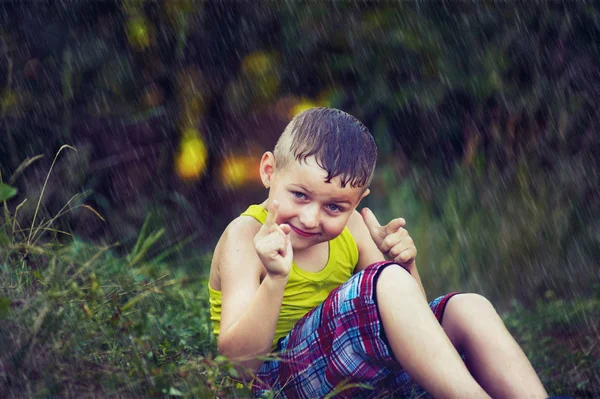 Chico Alegre Jugando Cálida Lluvia Verano —  Fotos de Stock