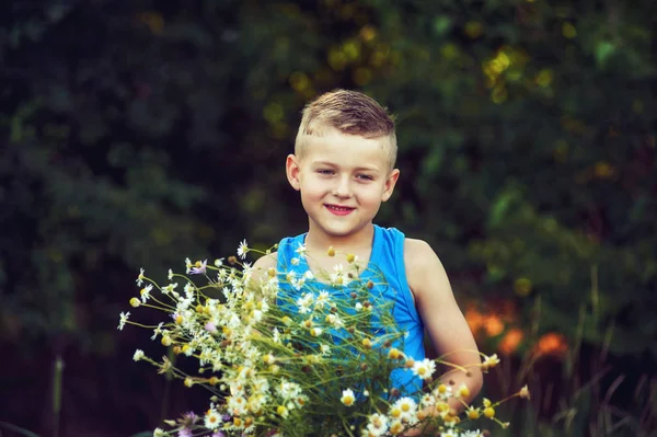 Fröhlicher Junge Mit Einem Strauß Feldmargeriten — Stockfoto