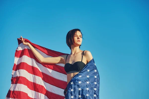 Młoda Kobieta Trzyma Flagę Usa — Zdjęcie stockowe