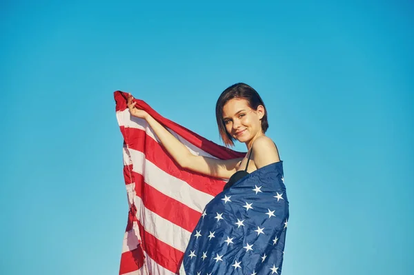 Una Joven Sosteniendo Bandera Nosotros — Foto de Stock