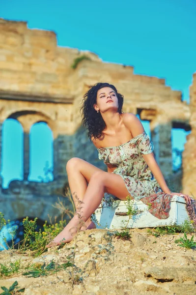 Genç bir kadın portresi, bir yaz elbiseli bir kız