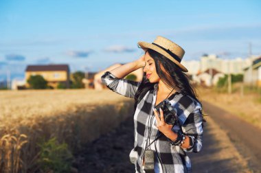 Genç kadın fotoğrafçı ile açık hava eski fotoğraf makinesi