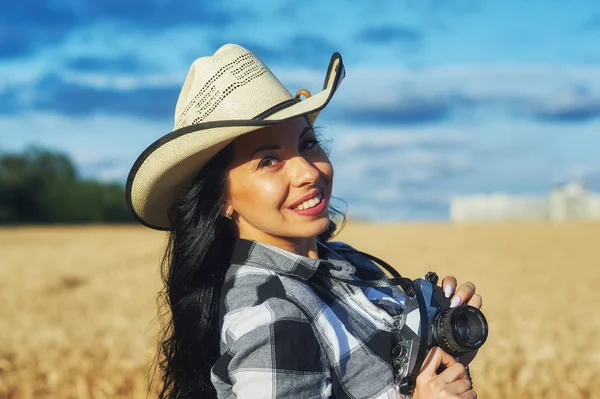 Genç kadın fotoğrafçı ile açık hava eski fotoğraf makinesi