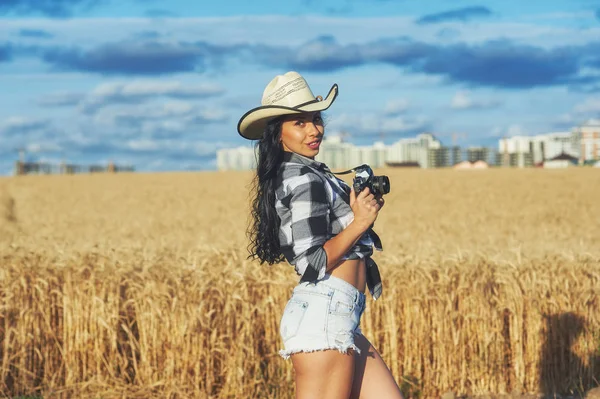 Genç kadın fotoğrafçı ile açık hava eski fotoğraf makinesi