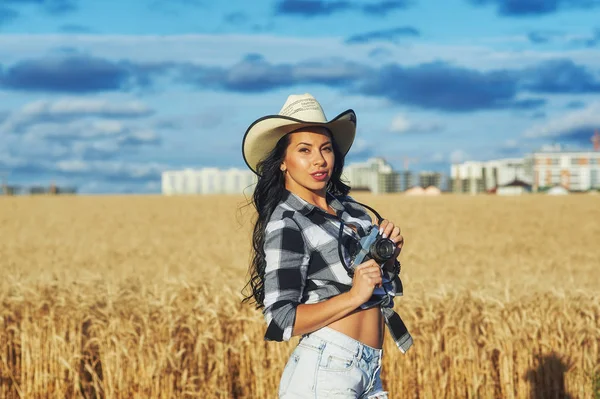 Genç kadın fotoğrafçı ile açık hava eski fotoğraf makinesi