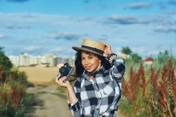 Joven Fotógrafa Con Cámara Vieja Aire Libre — Foto de Stock