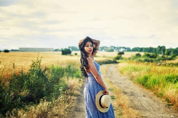 Mujer Romántica Joven Vestido Verano Ligero Paseo Por Campo Trigo —  Fotos de Stock