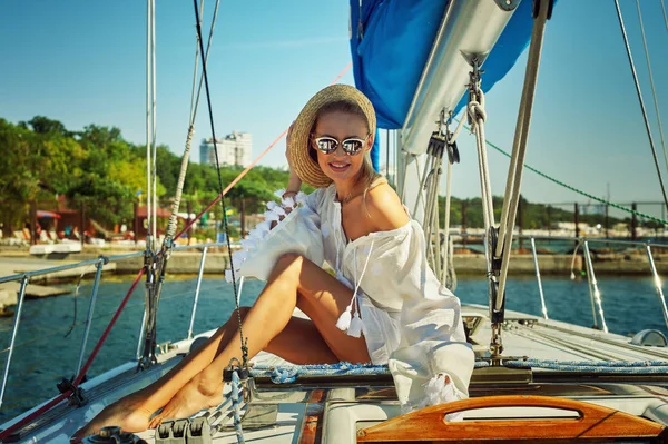 Bir yaz gününde bir yatta çekici genç kadın. Yaz açık havada., deniz tekne arka plan üzerinde genç mutlu kadın güzel kadın moda.