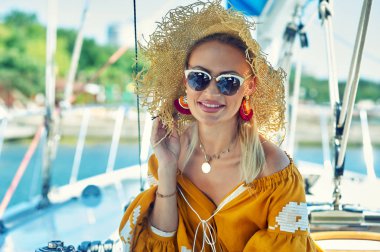 Bir yaz gününde bir yatta çekici genç kadın. Yaz açık havada., deniz tekne arka plan üzerinde genç mutlu kadın güzel kadın moda.