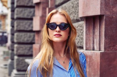 Şehirdeki çekici genç kadın. Güzel moda kadın yaz açık havada. Kadın moda kavramı