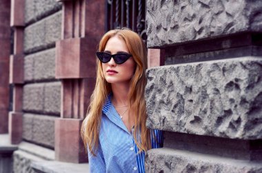 Şehirdeki çekici genç kadın. Güzel moda kadın yaz açık havada. Kadın moda kavramı