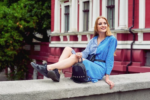 Şehirdeki çekici genç kadın. Güzel moda kadın yaz açık havada. Kadın moda kavramı