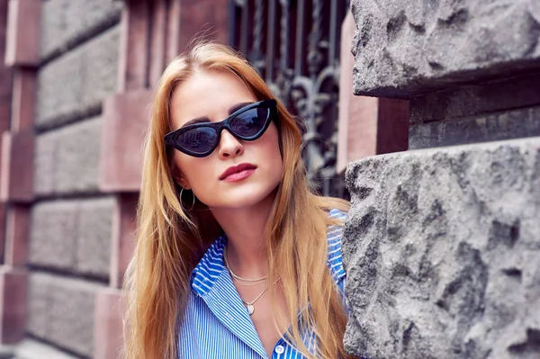 Şehirdeki çekici genç kadın. Güzel moda kadın yaz açık havada. Kadın moda kavramı