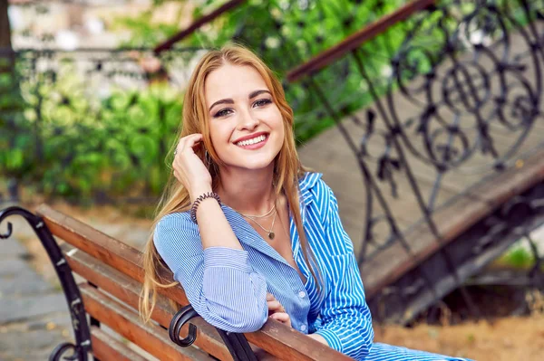 Kasabada çekici genç kız. Güzel moda kadın yaz açık havada. Kadın moda kavramı