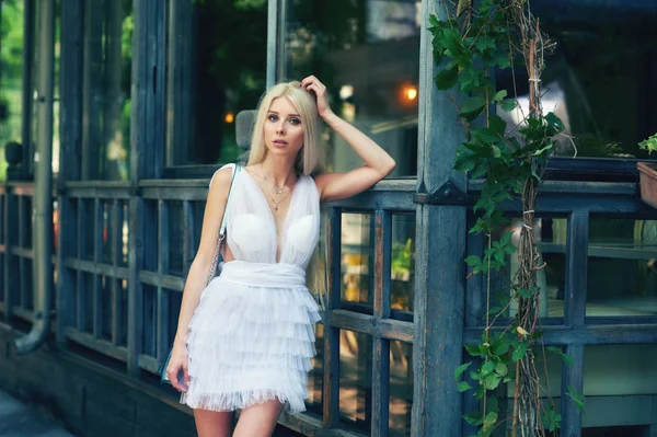 Приваблива Молода Блондинка Місті Красива Модна Жінка Влітку Відкритому Повітрі — стокове фото