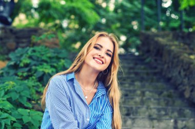 Kasabada çekici genç kız. Güzel moda kadın yaz açık havada. Kadın moda kavramı