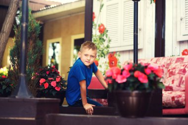 Şehirde poz güzel bir çocuk