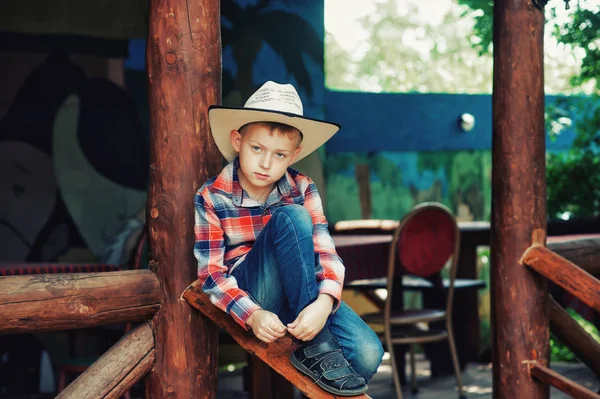 Portrait Garçon Dans Élégant Chapeau Dans Café Rue Stylisé — Photo