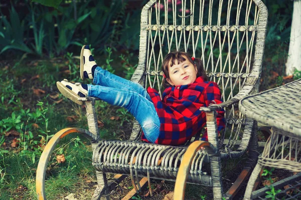 Bella Bambina Una Sedia Giardino Bambino Jeans Una Camicia — Foto Stock