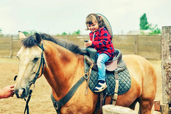 Little Girl Trained Ride Horse — Stock Photo, Image