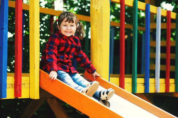 Веселая Маленькая Девочка Играет Детской Площадке Детские Открытые Мероприятия — стоковое фото