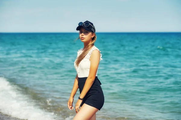 Attractive Girl Sea Coast Young Stylish Woman Walk Sea — Stock Photo, Image