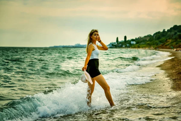 Aantrekkelijk Meisje Zeekust Stijlvolle Jongedame Een Wandeling Langs Zee — Stockfoto