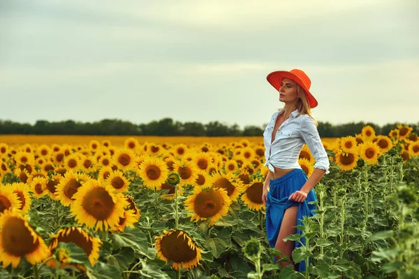 Una Giovane Donna Sexy Abito Cappello Tesa Larga Sta Camminando — Foto Stock