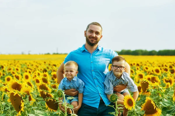 Père Joyeux Avec Ses Fils Vacances Dans Les Champs Avec — Photo