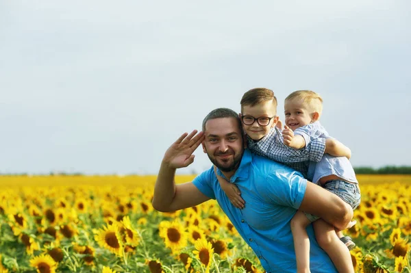 Alegre Padre Con Sus Hijos Vacaciones Campo Con Girasoles Padre — Foto de Stock