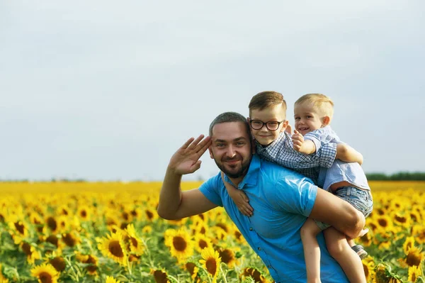 Pai Alegre Com Seus Filhos Férias Campo Com Girassóis Pai — Fotografia de Stock