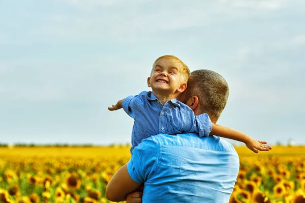 Joyeux Père Aimant Avec Son Fils Vacances Dans Les Champs — Photo