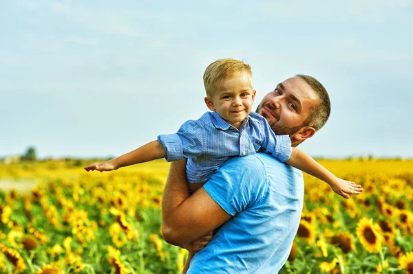 Joyeux Père Aimant Avec Son Fils Vacances Dans Les Champs — Photo