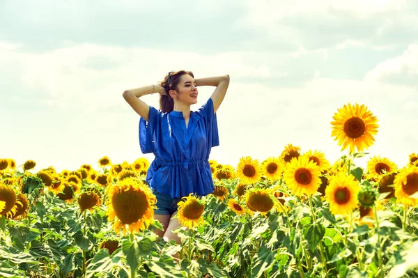 Aantrekkelijk Meisje Het Veld Met Zonnebloemen Meisje Een Wandeling Een — Stockfoto