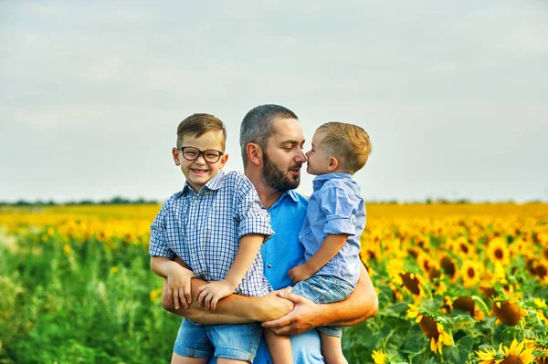 Heureux Père Tenant Ses Deux Fils Lors Une Promenade Estivale — Photo