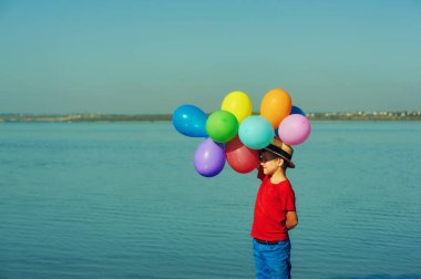 Mutlu çocuk yaz aylarında doğada eğleniyor. Balonlar doğada çocukla .
