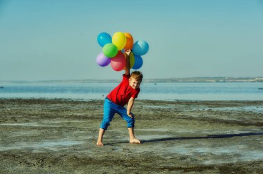 Mutlu çocuk yaz aylarında doğada eğleniyor. Balonlar doğada çocukla .