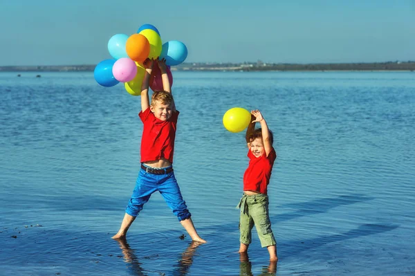 Boldog Gyermek Nyáron Természetben Szórakozik Balloons Természetben Fiú — Stock Fotó