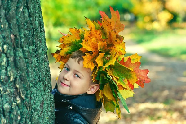 Ragazzo Allegro Una Passeggiata Nel Parco Autunnale — Foto Stock