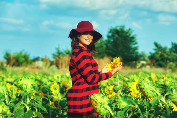 Junge Frau Mit Breitkrempigem Hut Auf Einem Feld Mit Sonnenblumen — Stockfoto