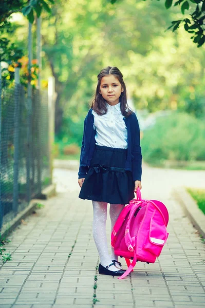 女孩的小学学生背着背包在街上 上课的第一天 — 图库照片