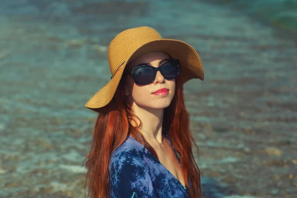 Retrato Una Joven Pelirroja Descansando Mar Joven Niña Costa Del —  Fotos de Stock