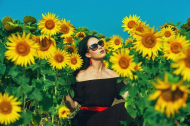 Ayçiçeği genç bir romantik kadın portresi