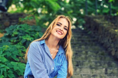 Şehirde Park dinlenme çekici kızı. Güzel moda kadın yaz açık havada. Kadın güzellik ve moda kavramı