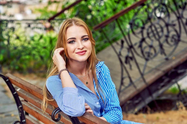 Aantrekkelijke Jonge Meisje Rusten Stad Park Mooie Modieuze Vrouw Zomer — Stockfoto